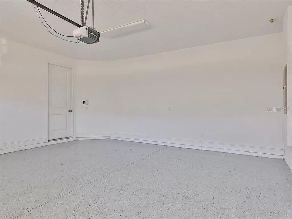 Activo con contrato: $640,000 (6 camas, 6 baños, 3317 Pies cuadrados)