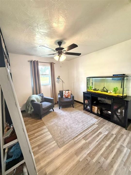 For Sale: $160,000 (3 beds, 1 baths, 1096 Square Feet)