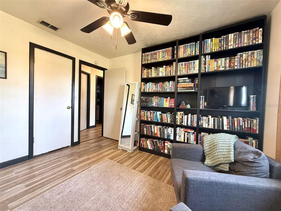 For Sale: $160,000 (3 beds, 1 baths, 1096 Square Feet)