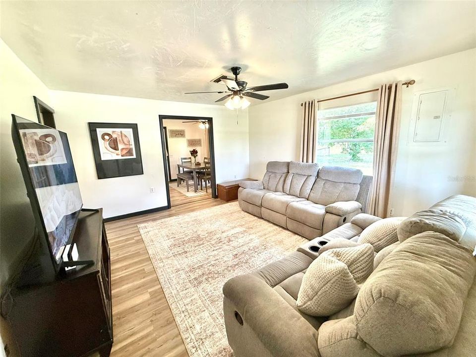 For Sale: $160,000 (3 beds, 1 baths, 1096 Square Feet)