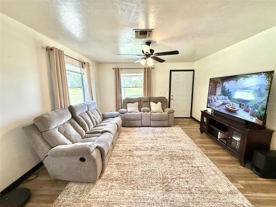 For Sale: $160,000 (3 beds, 1 baths, 1096 Square Feet)