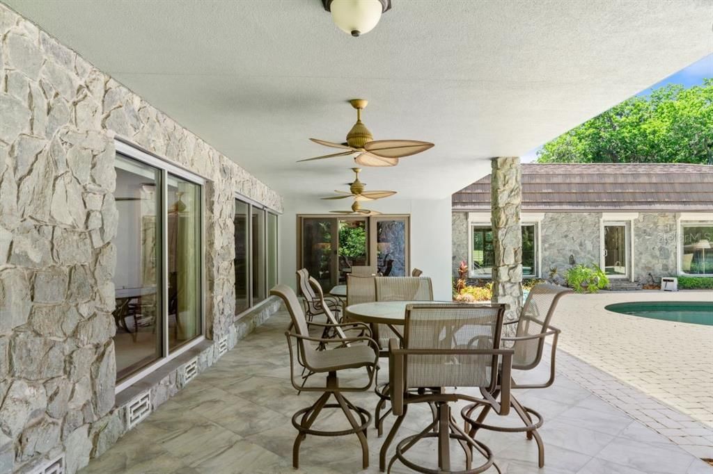 Под контрактом: $675,000 (3 спален, 3 ванн, 4412 Квадратных фут)