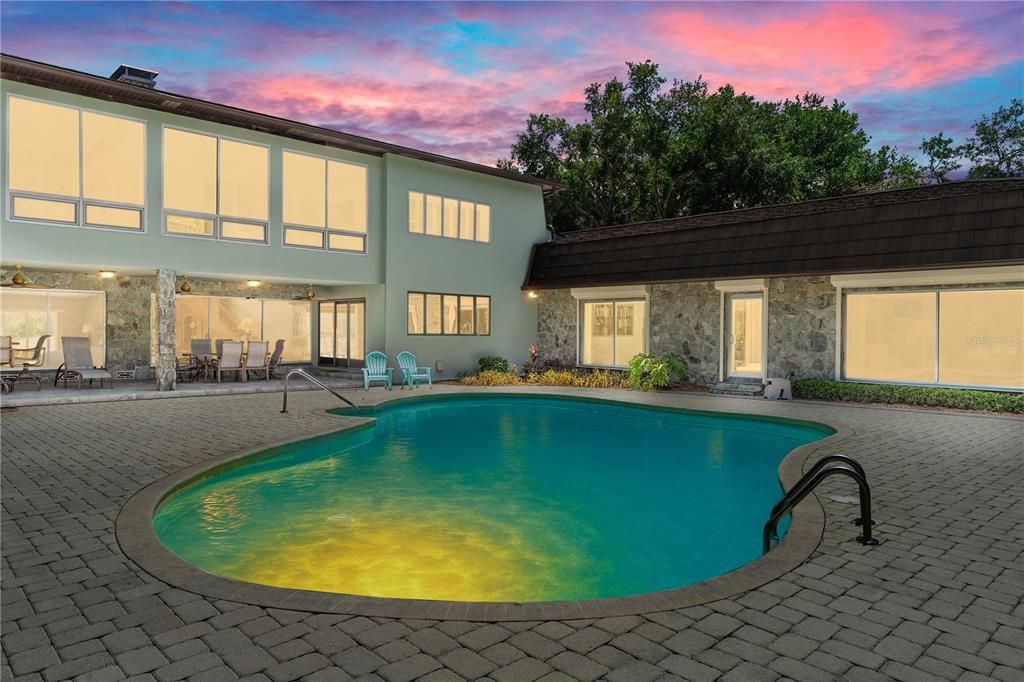 Под контрактом: $675,000 (3 спален, 3 ванн, 4412 Квадратных фут)