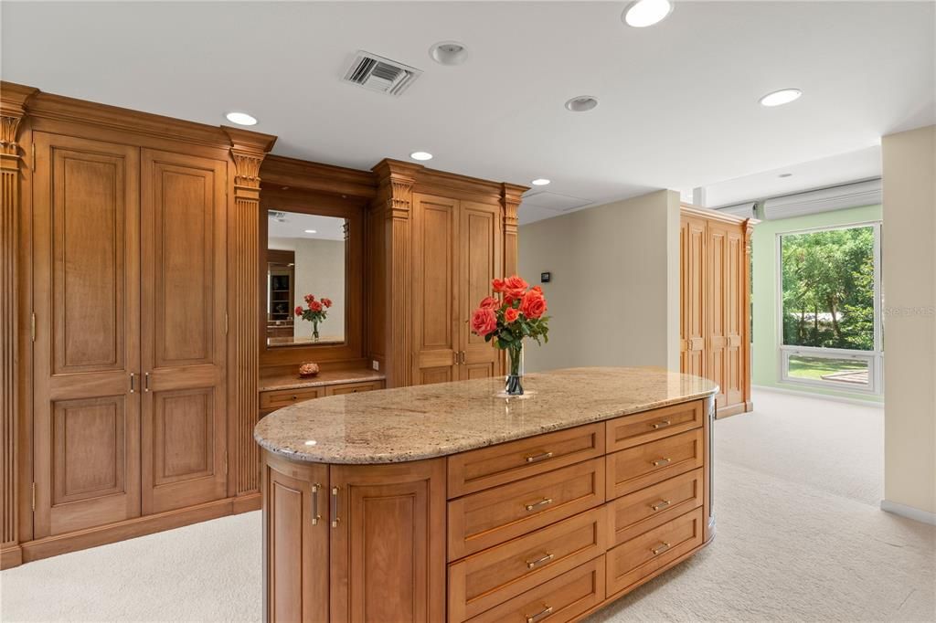 Под контрактом: $675,000 (3 спален, 3 ванн, 4412 Квадратных фут)