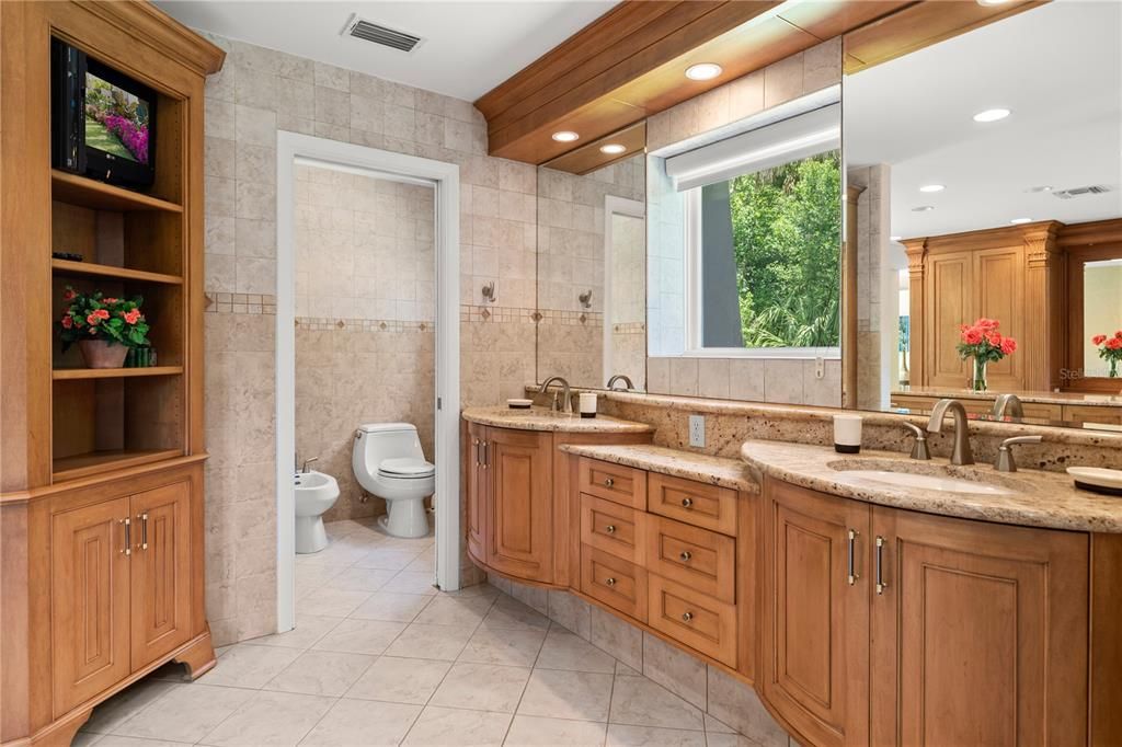 Под контрактом: $675,000 (3 спален, 3 ванн, 4412 Квадратных фут)