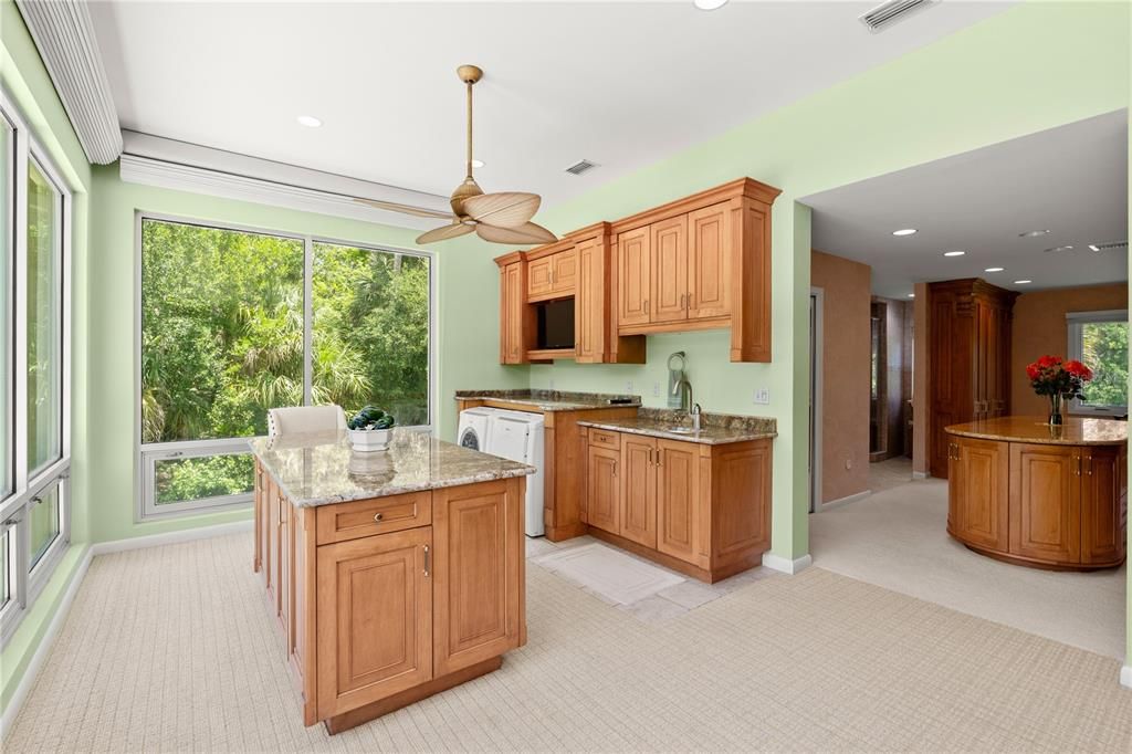 Под контрактом: $675,000 (3 спален, 3 ванн, 4412 Квадратных фут)