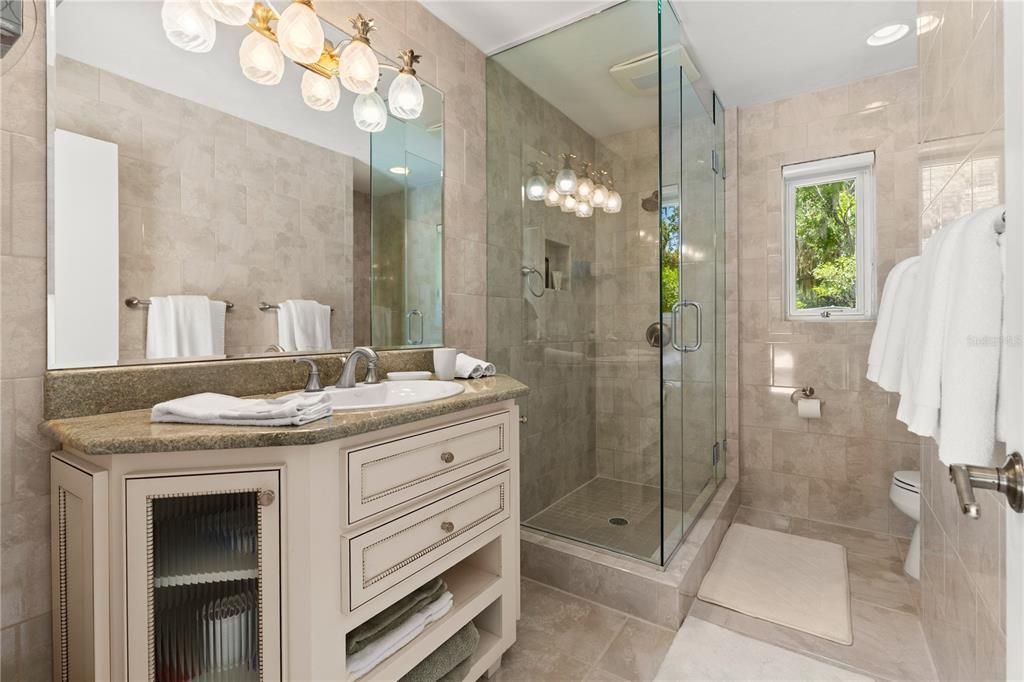 Под контрактом: $675,000 (3 спален, 3 ванн, 4412 Квадратных фут)