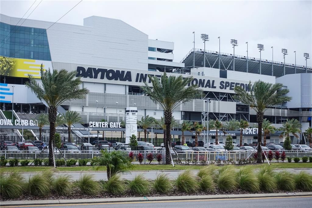 Под контрактом: $675,000 (3 спален, 3 ванн, 4412 Квадратных фут)