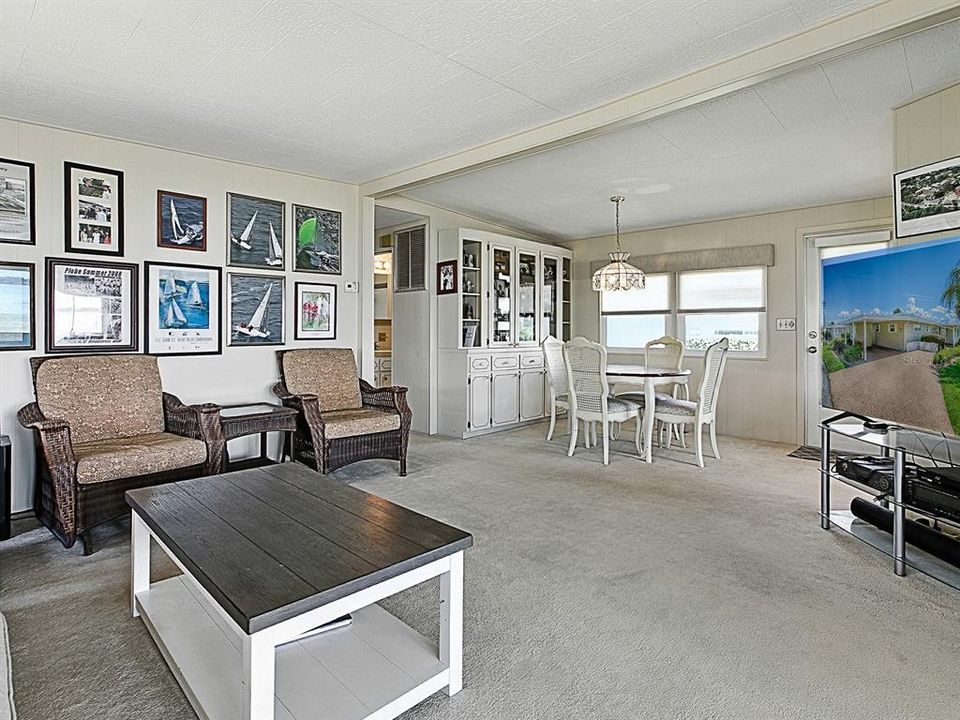 Под контрактом: $249,000 (2 спален, 2 ванн, 1168 Квадратных фут)