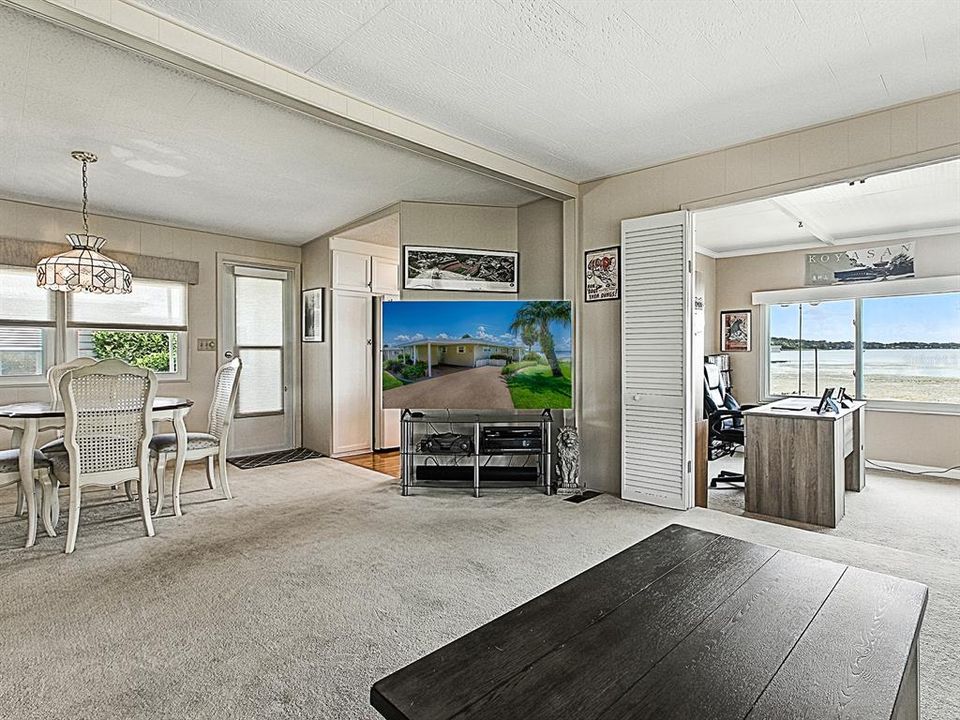 Под контрактом: $249,000 (2 спален, 2 ванн, 1168 Квадратных фут)