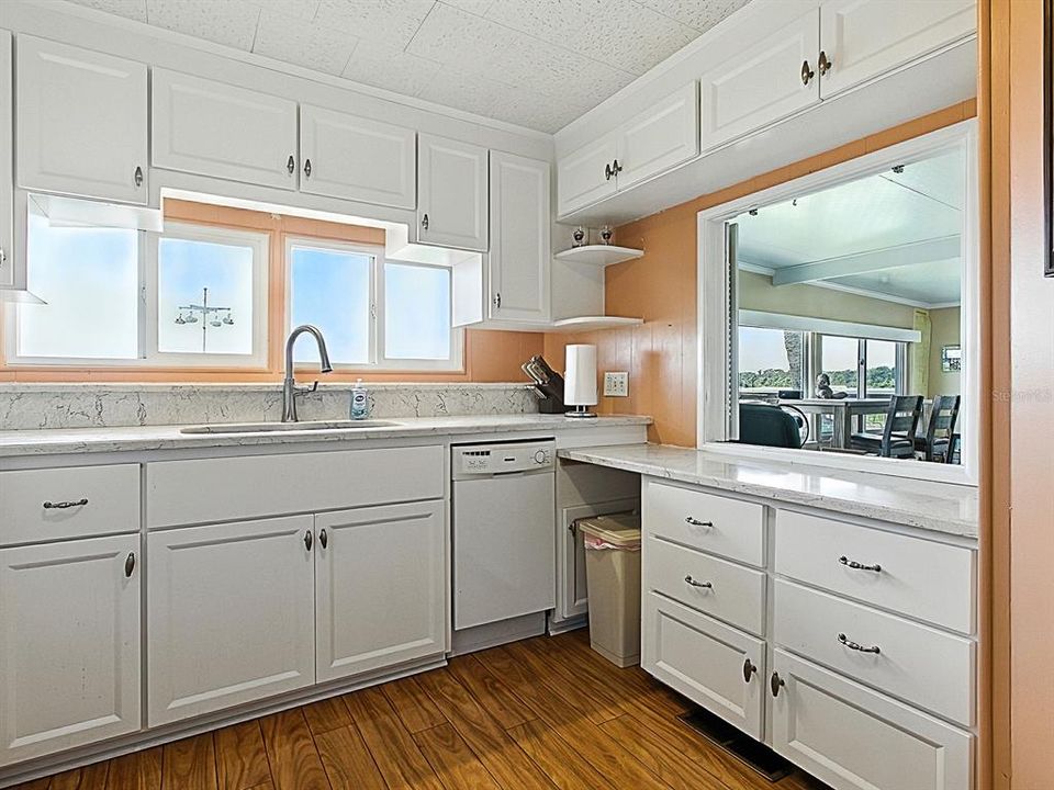 Под контрактом: $249,000 (2 спален, 2 ванн, 1168 Квадратных фут)