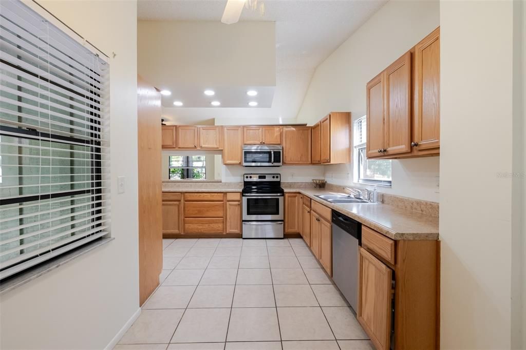 For Sale: $209,999 (2 beds, 2 baths, 1078 Square Feet)