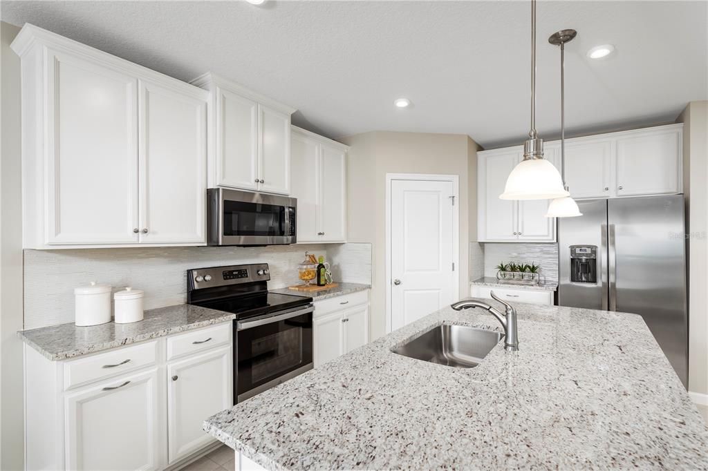 Под контрактом: $446,115 (3 спален, 2 ванн, 1815 Квадратных фут)