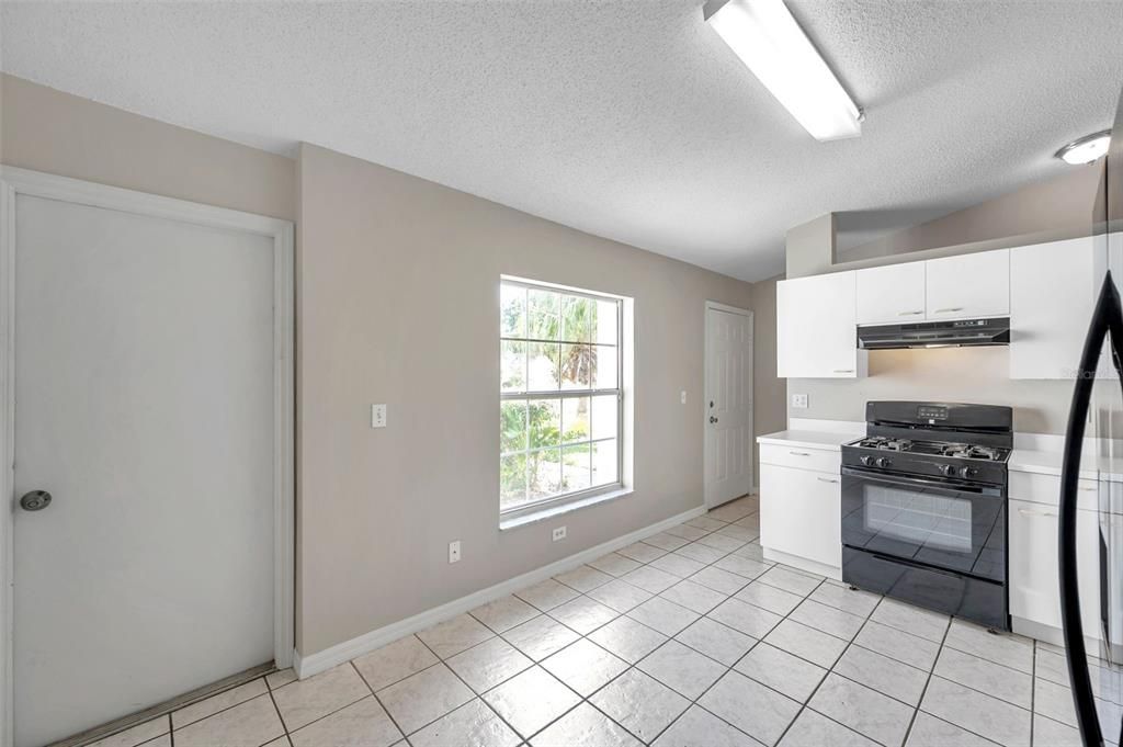 For Sale: $319,900 (3 beds, 2 baths, 1214 Square Feet)