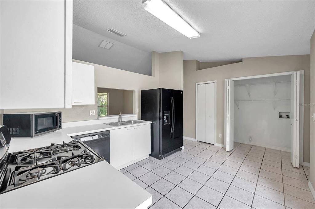 For Sale: $319,900 (3 beds, 2 baths, 1214 Square Feet)