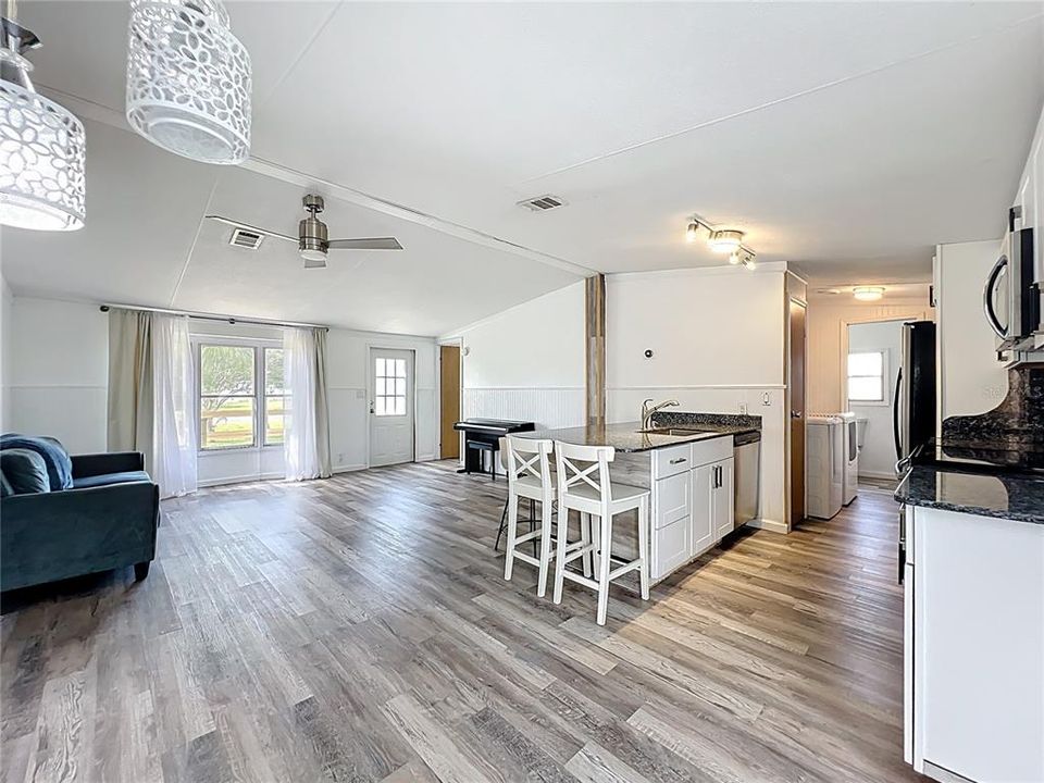 合同活跃: $169,900 (2 贝兹, 2 浴室, 1152 平方英尺)