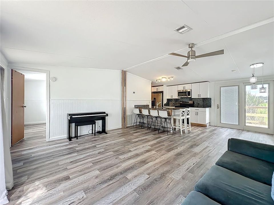 合同活跃: $169,900 (2 贝兹, 2 浴室, 1152 平方英尺)