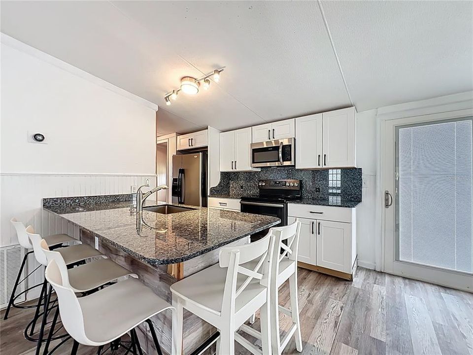 合同活跃: $169,900 (2 贝兹, 2 浴室, 1152 平方英尺)