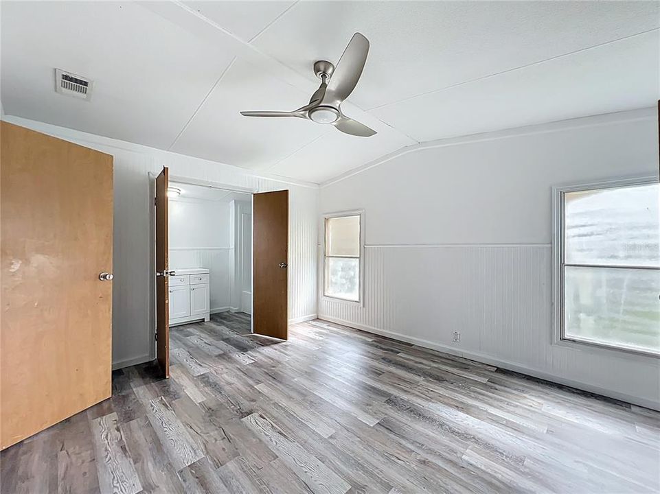 合同活跃: $169,900 (2 贝兹, 2 浴室, 1152 平方英尺)