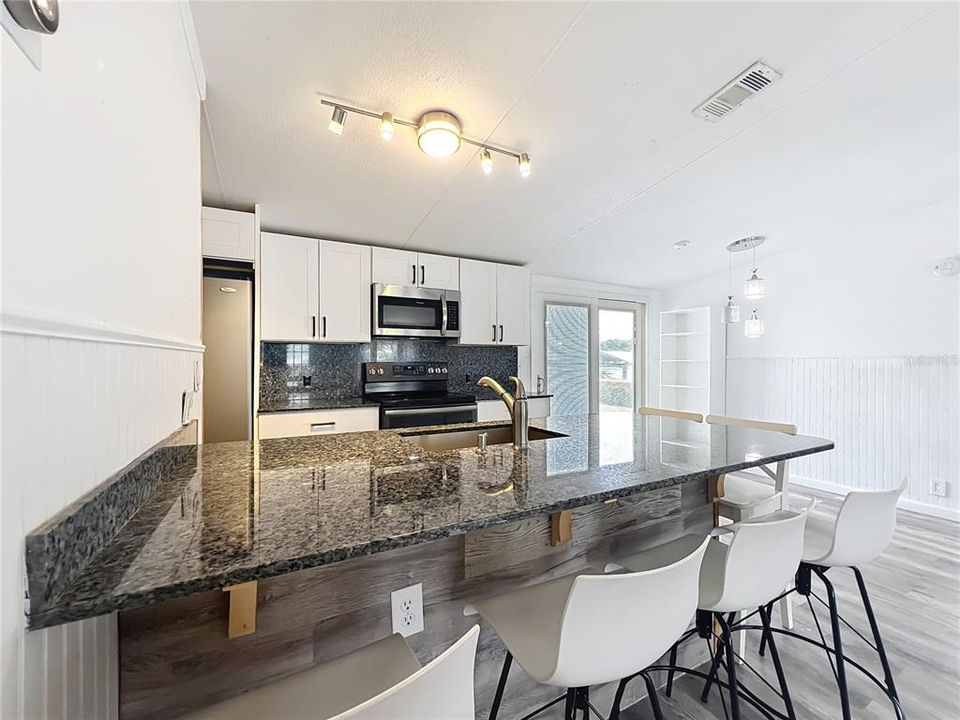 合同活跃: $169,900 (2 贝兹, 2 浴室, 1152 平方英尺)