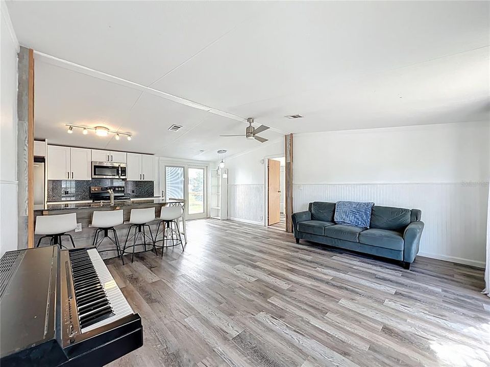 合同活跃: $169,900 (2 贝兹, 2 浴室, 1152 平方英尺)