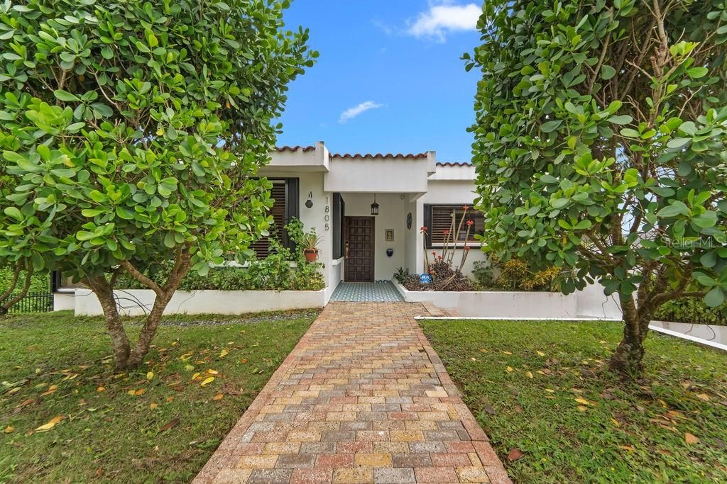 Под контрактом: $1,045,000 (5 спален, 4 ванн, 3075 Квадратных фут)