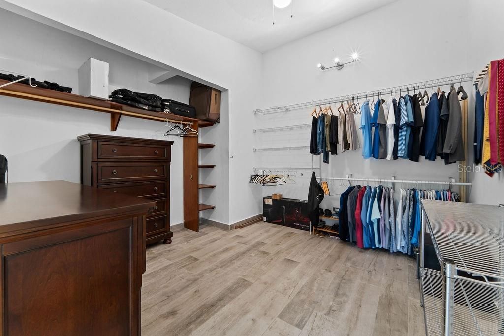 Под контрактом: $1,045,000 (5 спален, 4 ванн, 3075 Квадратных фут)