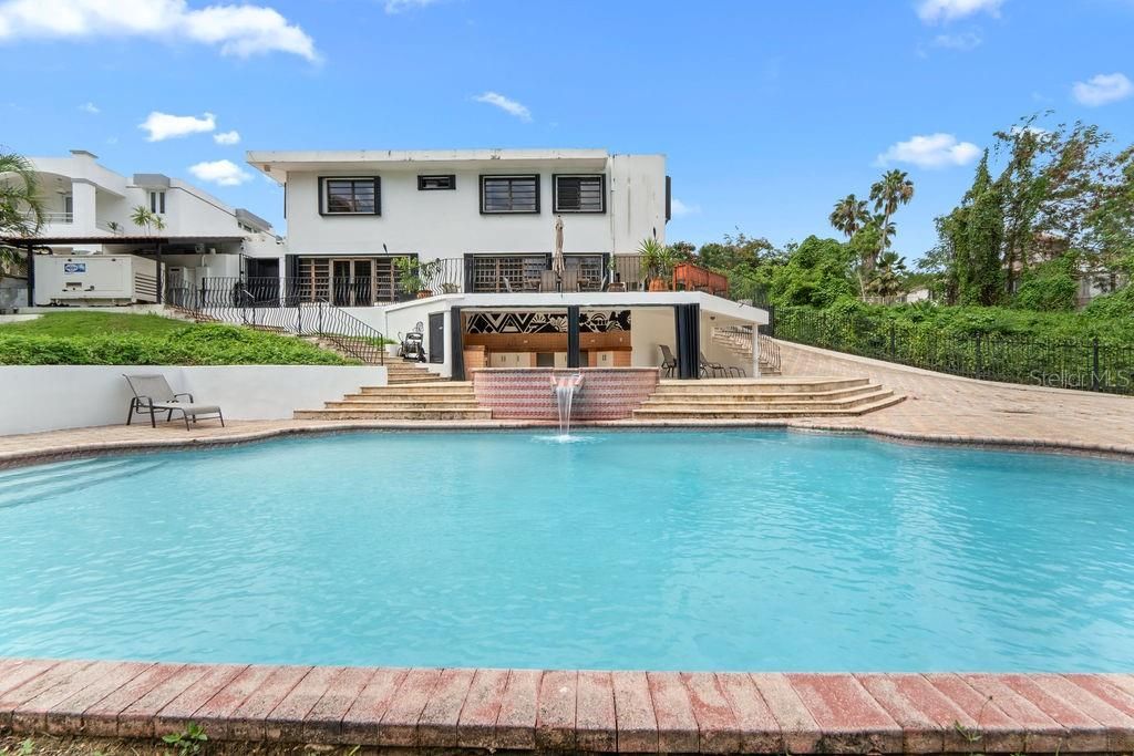 Под контрактом: $1,045,000 (5 спален, 4 ванн, 3075 Квадратных фут)