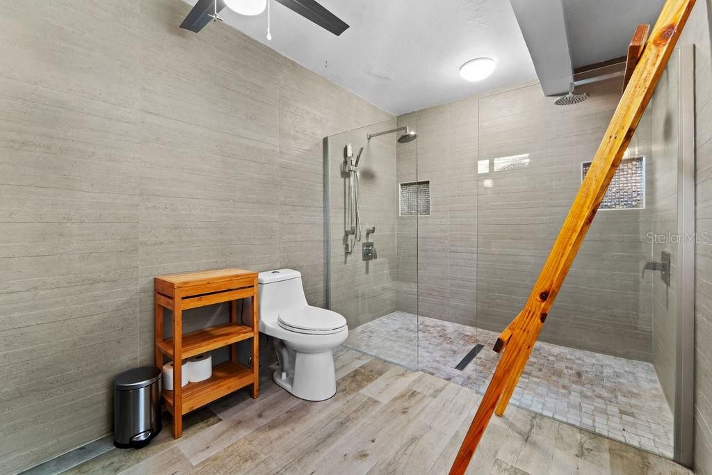 Под контрактом: $1,045,000 (5 спален, 4 ванн, 3075 Квадратных фут)