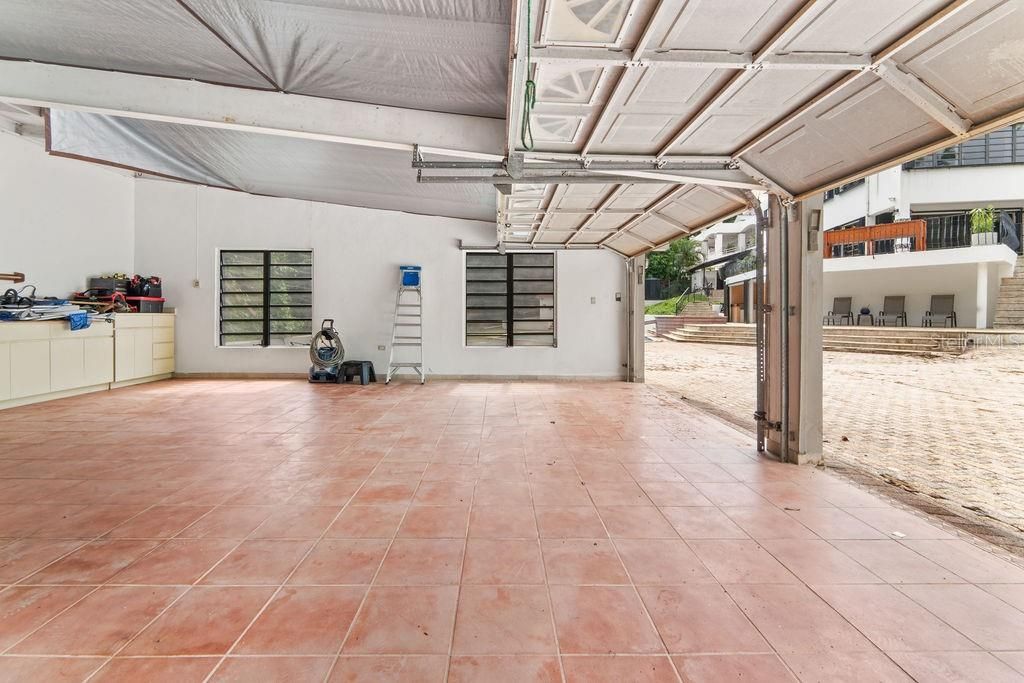 Под контрактом: $1,045,000 (5 спален, 4 ванн, 3075 Квадратных фут)