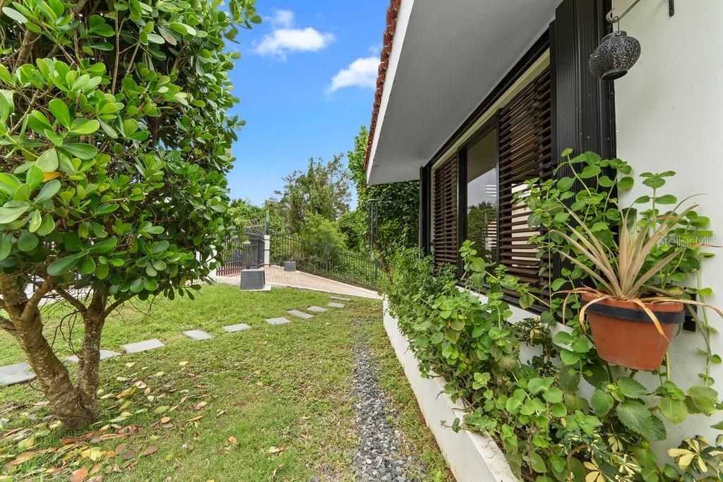 Под контрактом: $1,045,000 (5 спален, 4 ванн, 3075 Квадратных фут)