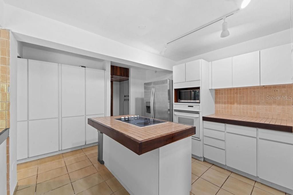 Под контрактом: $1,045,000 (5 спален, 4 ванн, 3075 Квадратных фут)