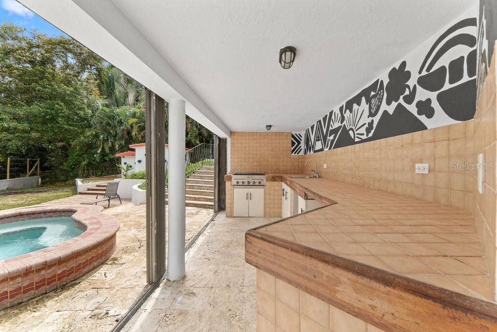 Под контрактом: $1,045,000 (5 спален, 4 ванн, 3075 Квадратных фут)