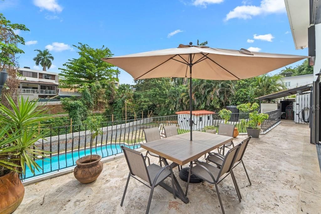 Под контрактом: $1,045,000 (5 спален, 4 ванн, 3075 Квадратных фут)