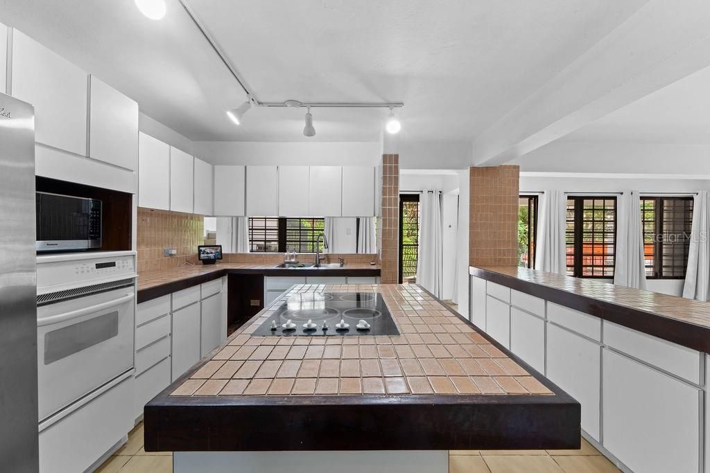 Под контрактом: $1,045,000 (5 спален, 4 ванн, 3075 Квадратных фут)