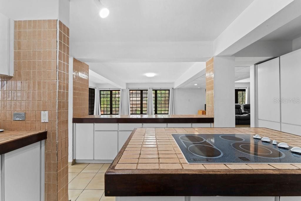 Под контрактом: $1,045,000 (5 спален, 4 ванн, 3075 Квадратных фут)