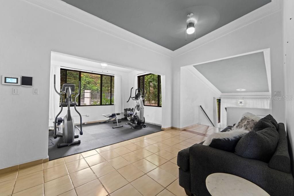 Под контрактом: $1,045,000 (5 спален, 4 ванн, 3075 Квадратных фут)