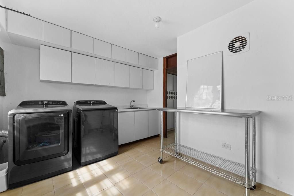 Под контрактом: $1,045,000 (5 спален, 4 ванн, 3075 Квадратных фут)