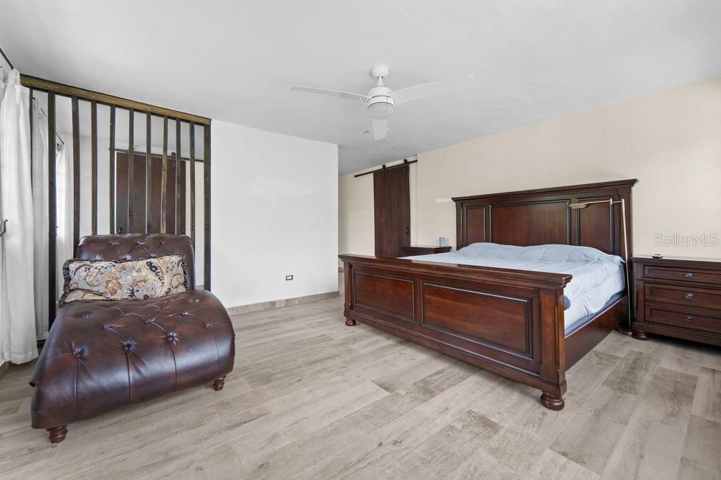 Под контрактом: $1,045,000 (5 спален, 4 ванн, 3075 Квадратных фут)