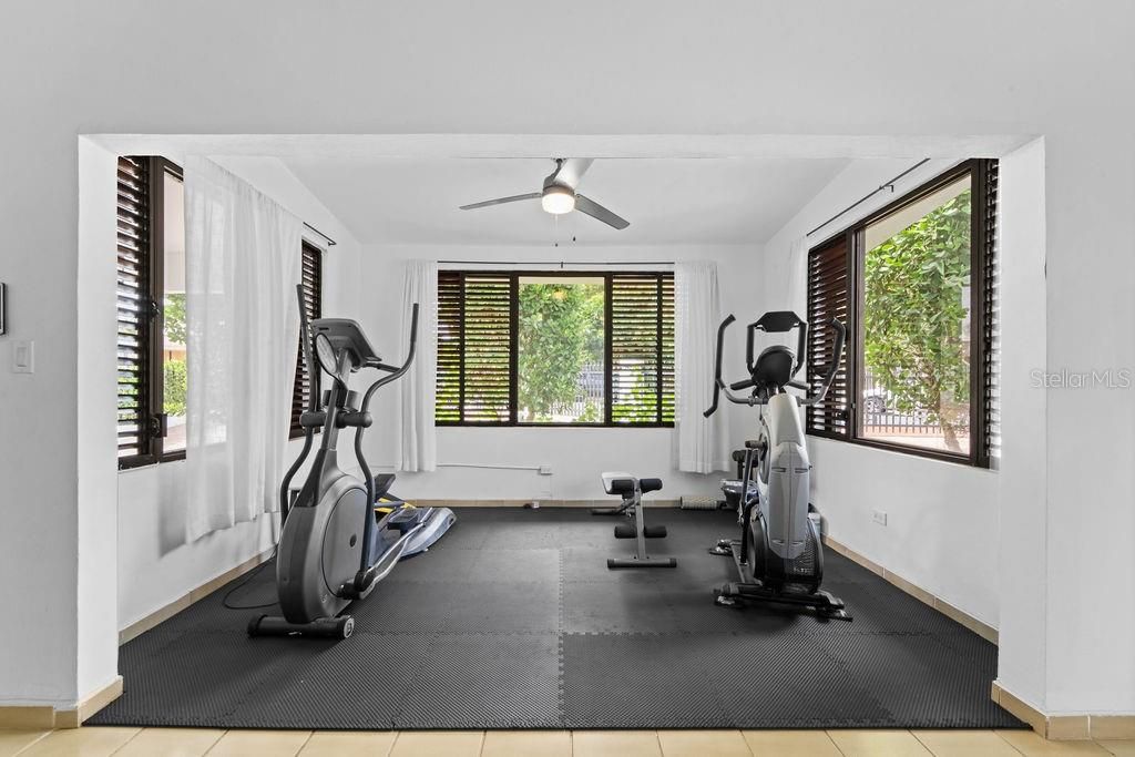 Под контрактом: $1,045,000 (5 спален, 4 ванн, 3075 Квадратных фут)