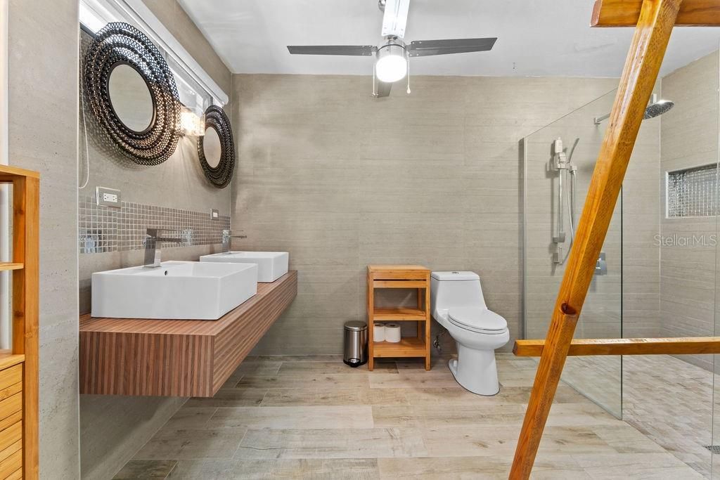 Под контрактом: $1,045,000 (5 спален, 4 ванн, 3075 Квадратных фут)