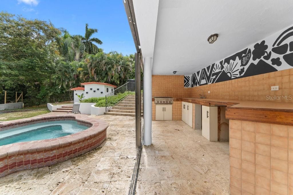 Под контрактом: $1,045,000 (5 спален, 4 ванн, 3075 Квадратных фут)