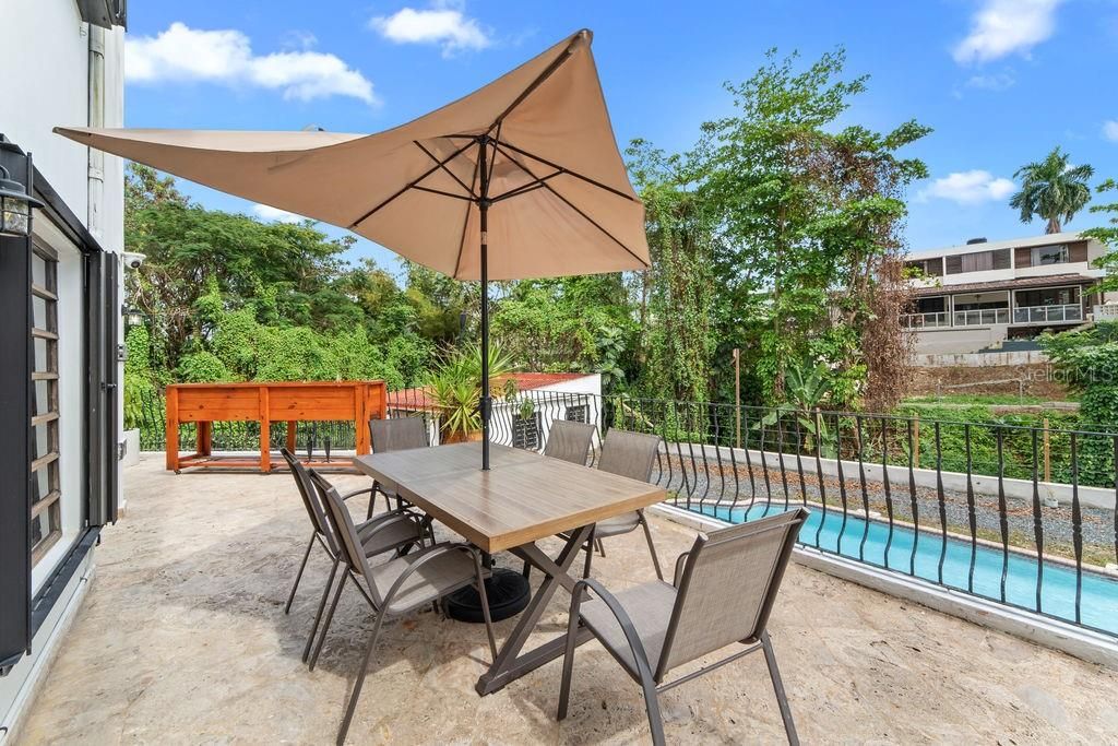 Под контрактом: $1,045,000 (5 спален, 4 ванн, 3075 Квадратных фут)