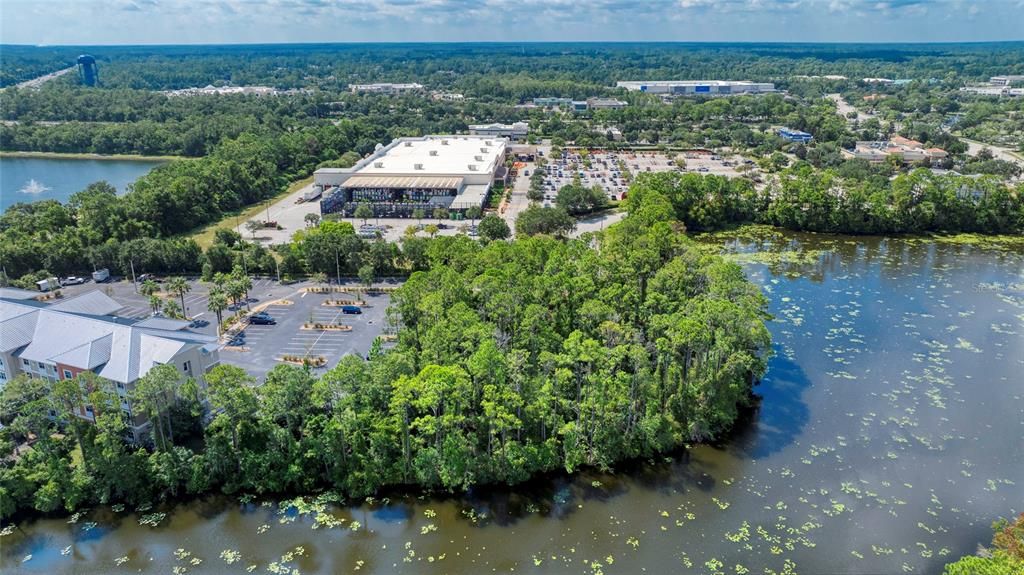 На продажу: $975,000 (1.36 acres)