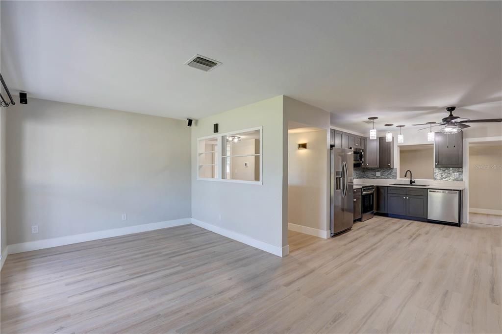 Active With Contract: $250,000 (2 beds, 1 baths, 1183 Square Feet)