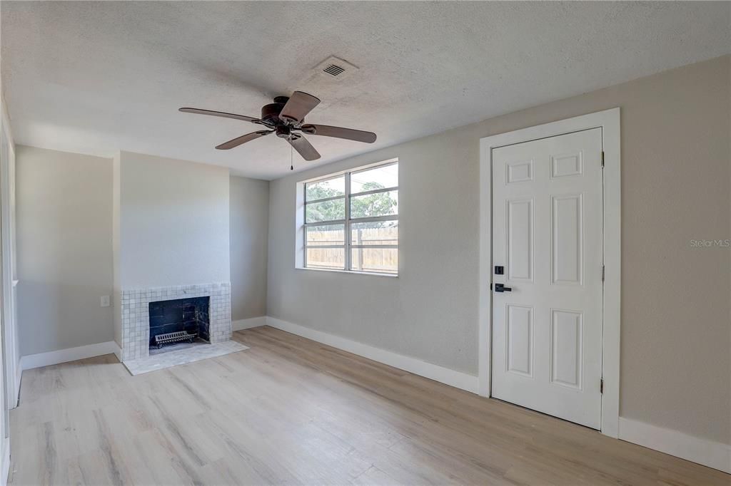 Active With Contract: $250,000 (2 beds, 1 baths, 1183 Square Feet)