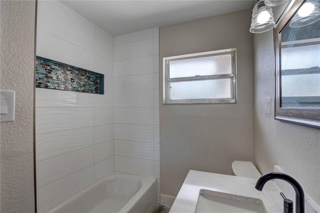 Active With Contract: $250,000 (2 beds, 1 baths, 1183 Square Feet)