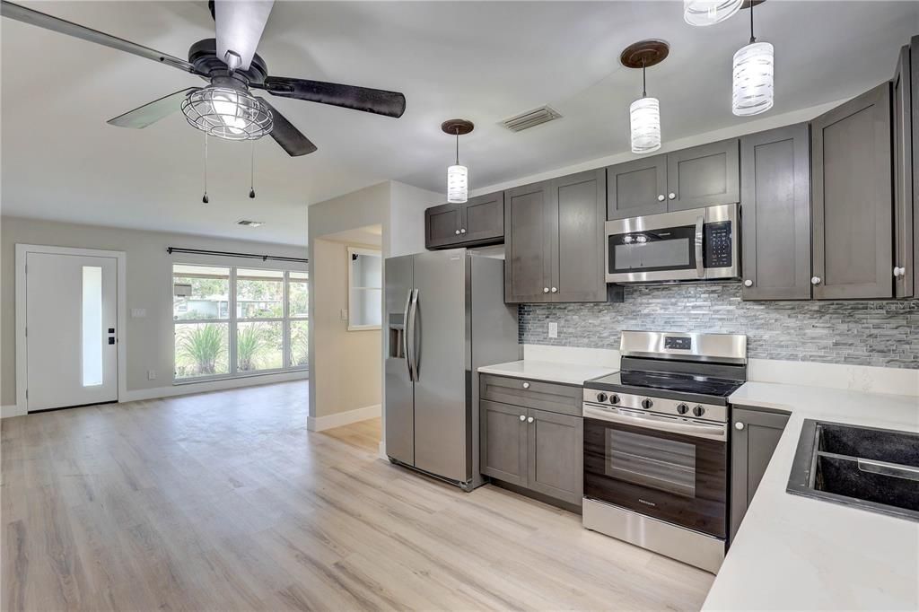 Active With Contract: $250,000 (2 beds, 1 baths, 1183 Square Feet)