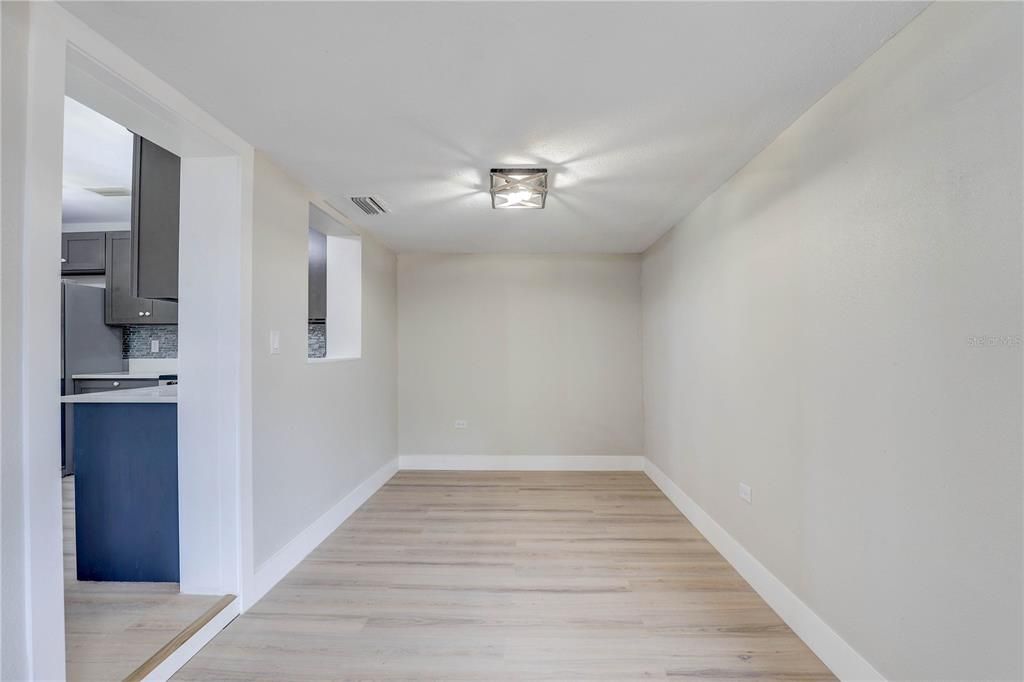 Active With Contract: $250,000 (2 beds, 1 baths, 1183 Square Feet)