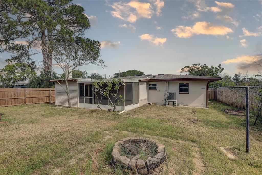 Active With Contract: $250,000 (2 beds, 1 baths, 1183 Square Feet)